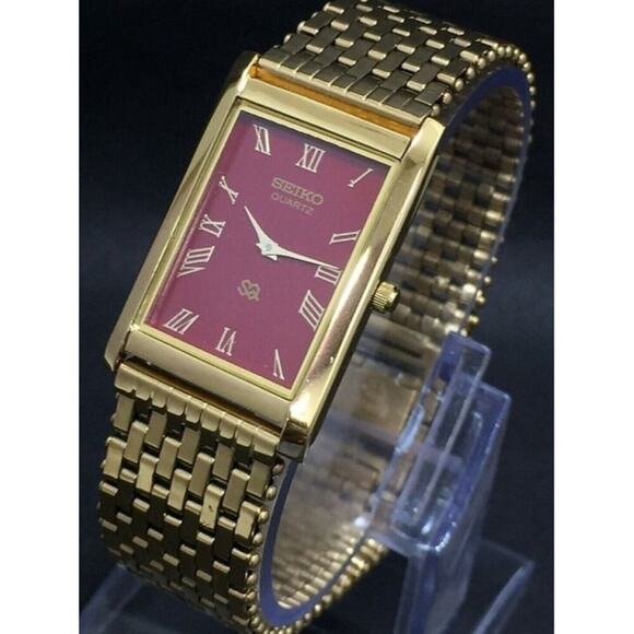 Vintage Style Seiko Quartz Mens Gold Watch & Red accents W/ Metal Strap - Picture 1 of 6